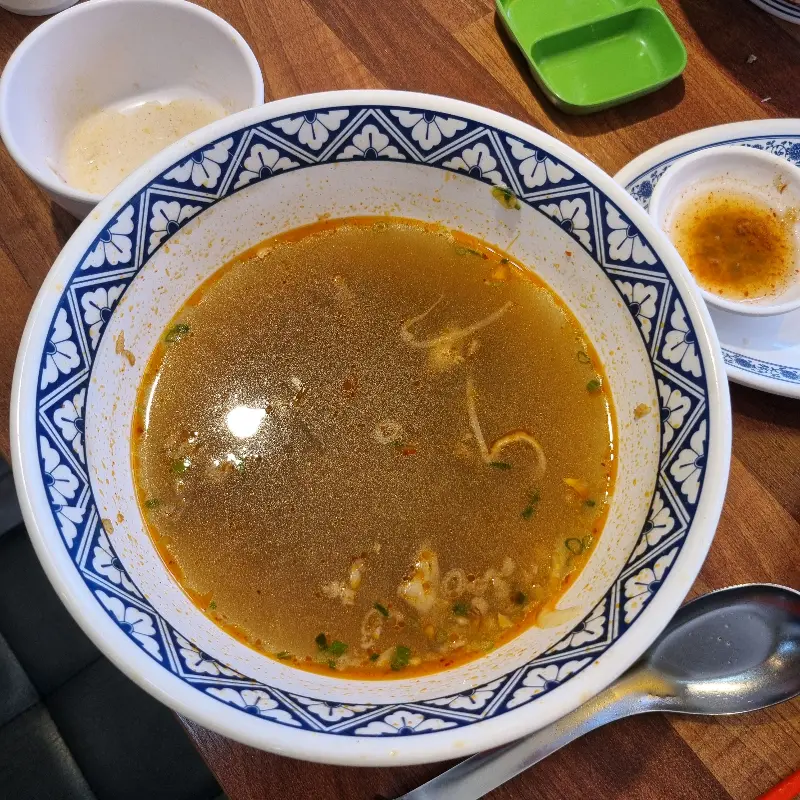 깔끔하게 비워진 쌀국수 그릇