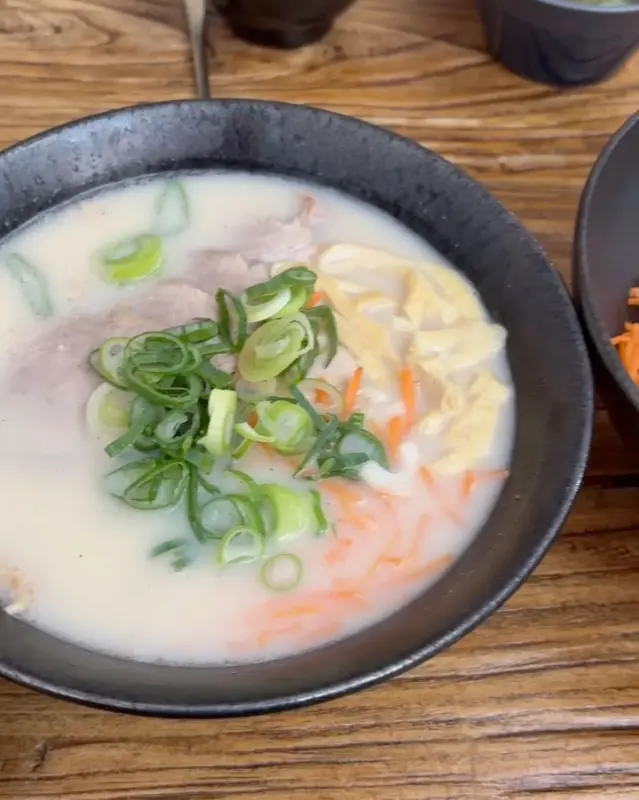 뽀얀 국물이 인상적인 고기국수