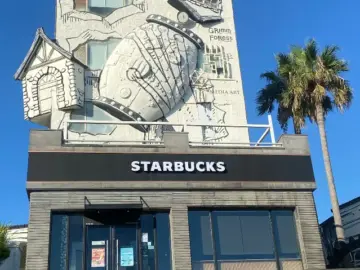 뜻밖의 건축미, 서귀포 스타벅스에서 맛보는 제주 맛집의 향기