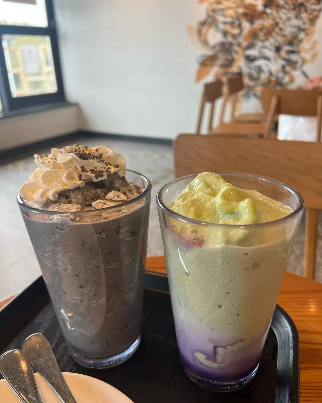 제주 까망 크림 프라푸치노와 베르가못 제주 말차 크림 프라푸치노