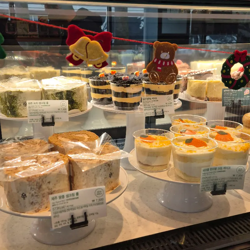 다양한 케이크와 디저트