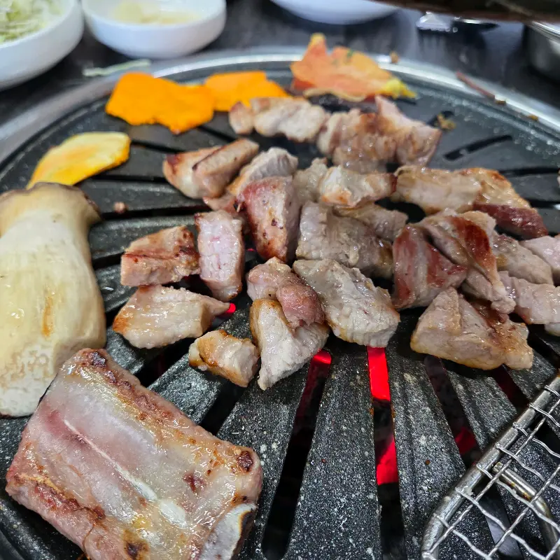 숯불 위에서 익어가는 생갈비