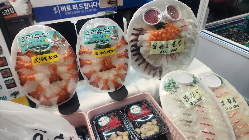 포장된 딱새우회와 고등어회