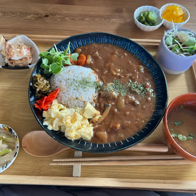 한상 가득 차려진 하야시라이스