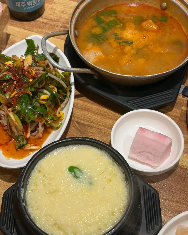 푸짐한 밑반찬과 서비스