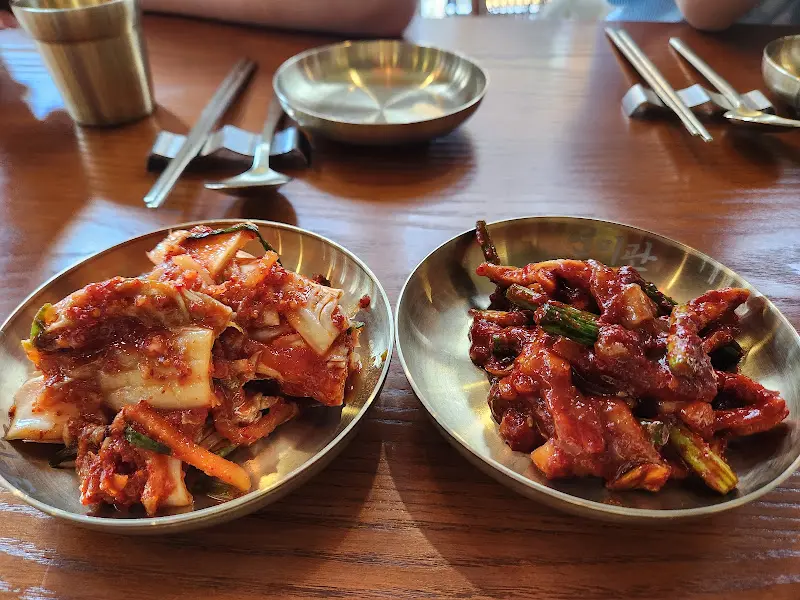 정갈하게 담겨 나온 밑반찬