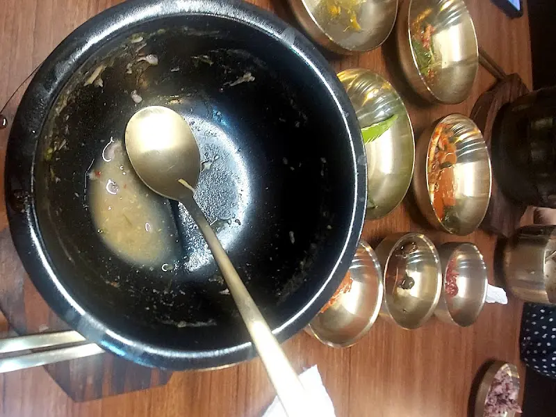 깨끗하게 비워진 뚝배기