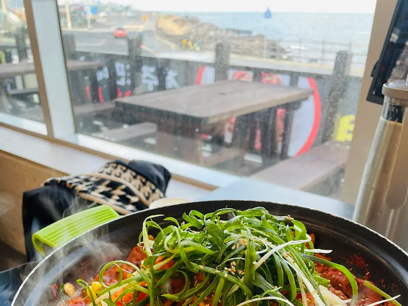 바다를 바라보며 즐기는 식사