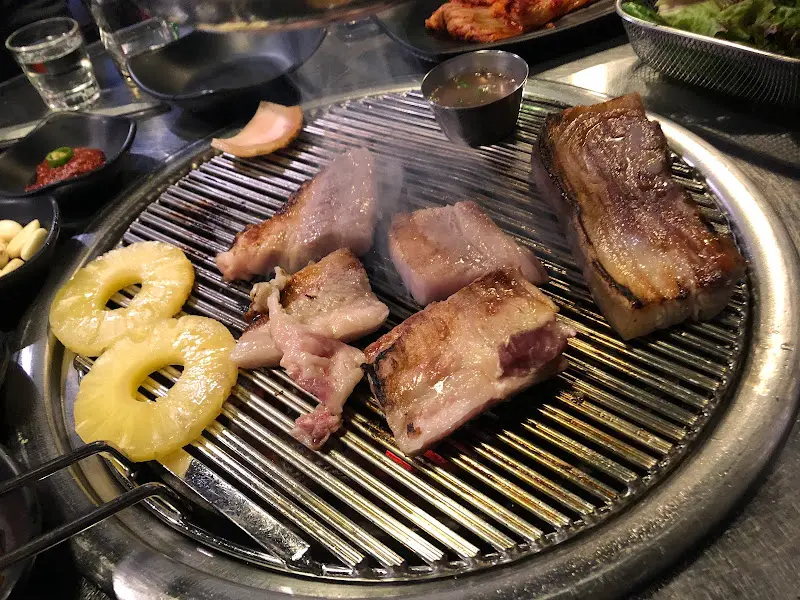 잘 익은 흑돼지와 구운 파인애플