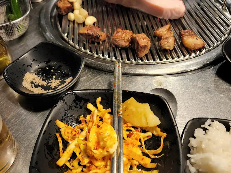 흑돼지 구이와 함께 먹는 비빔면