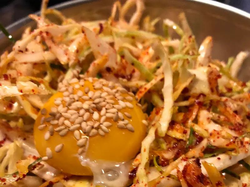 계란 노른자가 올라간 샐러드 무침