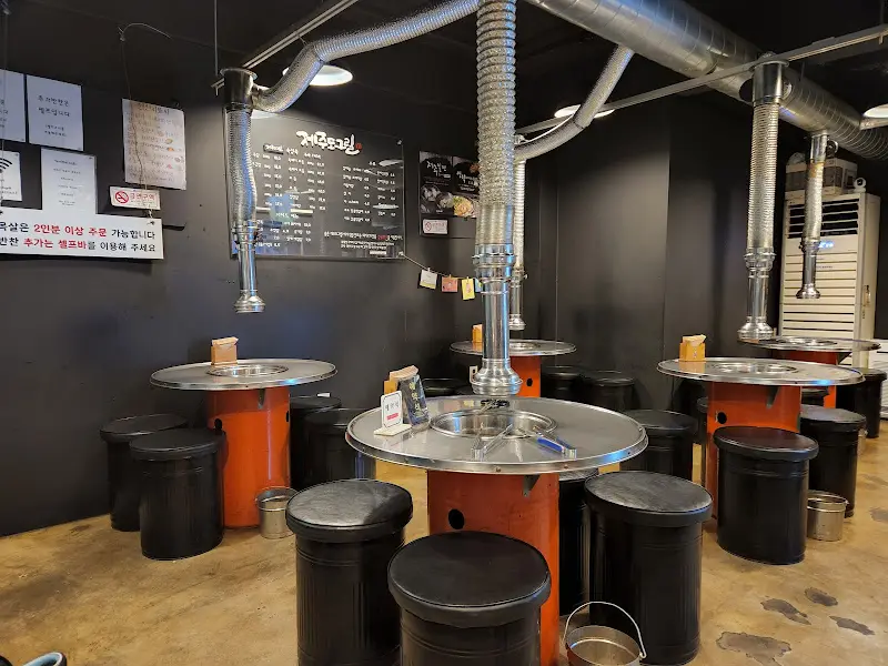 깔끔한 매장 내부