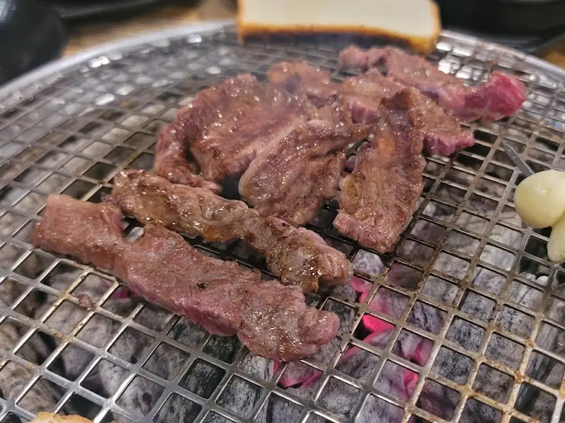 숯불 위에 구워지는 한우