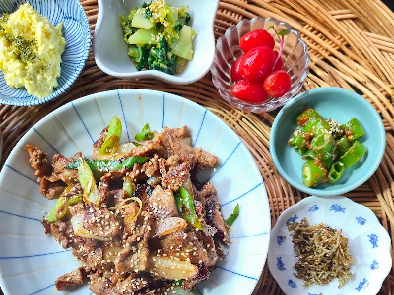 윤기가 흐르는 흑돼지 두루치기