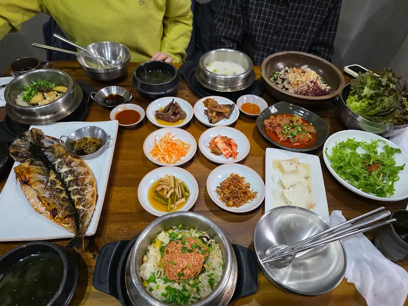 푸짐하게 차려진 한 상