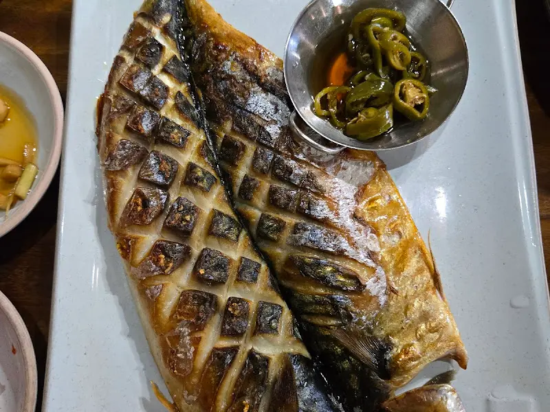 노릇하게 구워진 고등어 구이