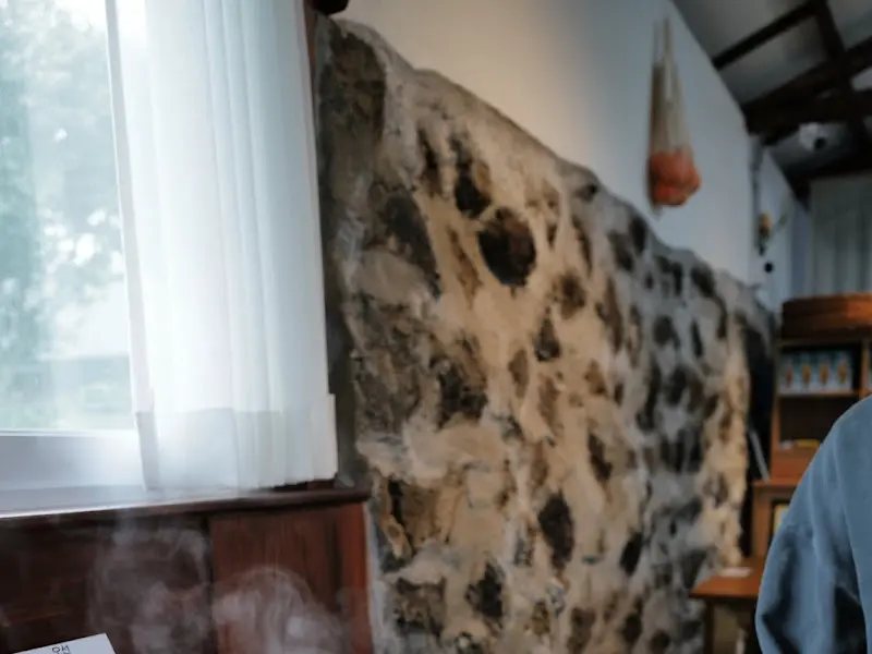 돌담으로 이루어진 식당 내부