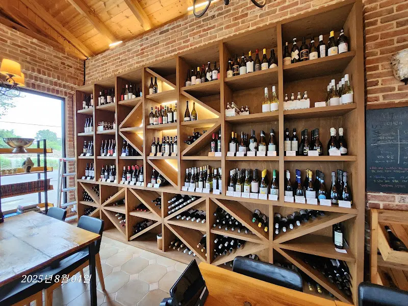 다양한 와인이 진열된 와인 진열장