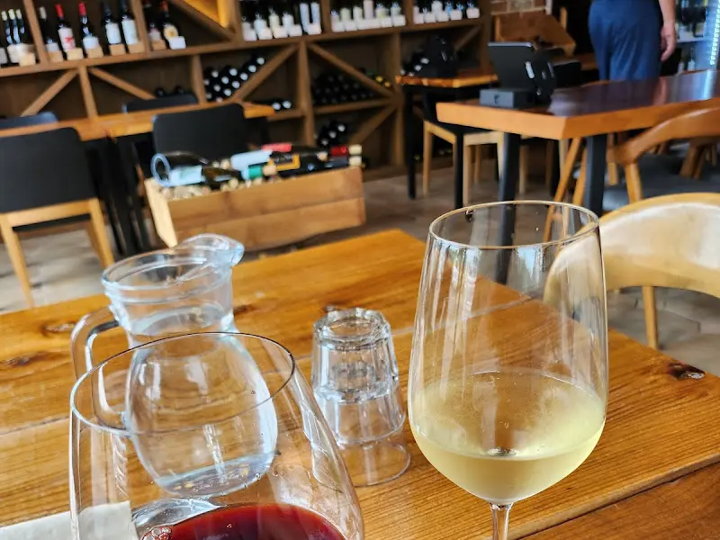 와인잔이 놓인 테이블