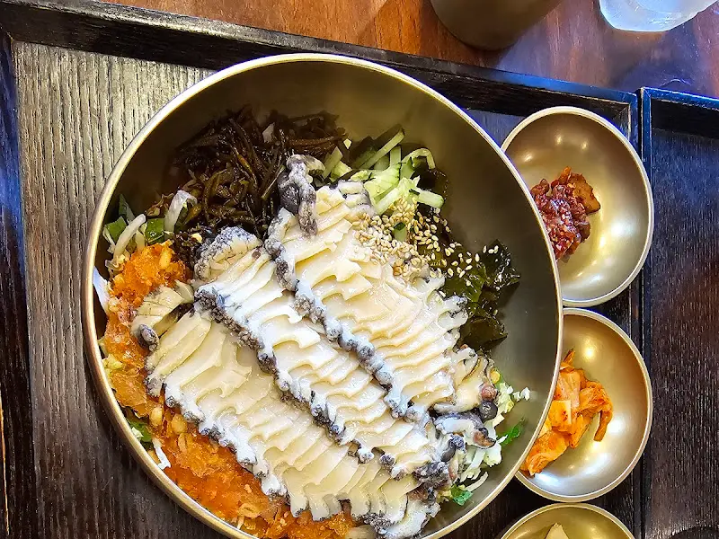 놋그릇에 정갈하게 담겨 나온 뿔소라 비빔밥