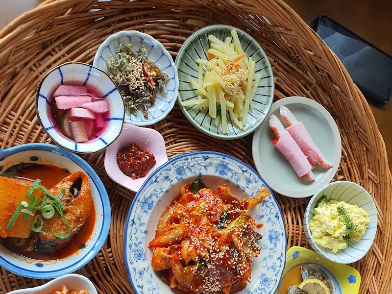 채반 가득 담긴 한상차림