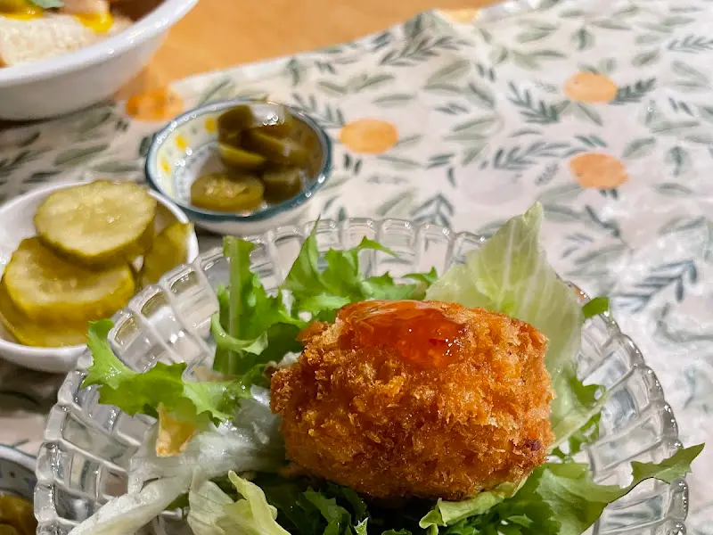 양배추 샐러드와 돈까스