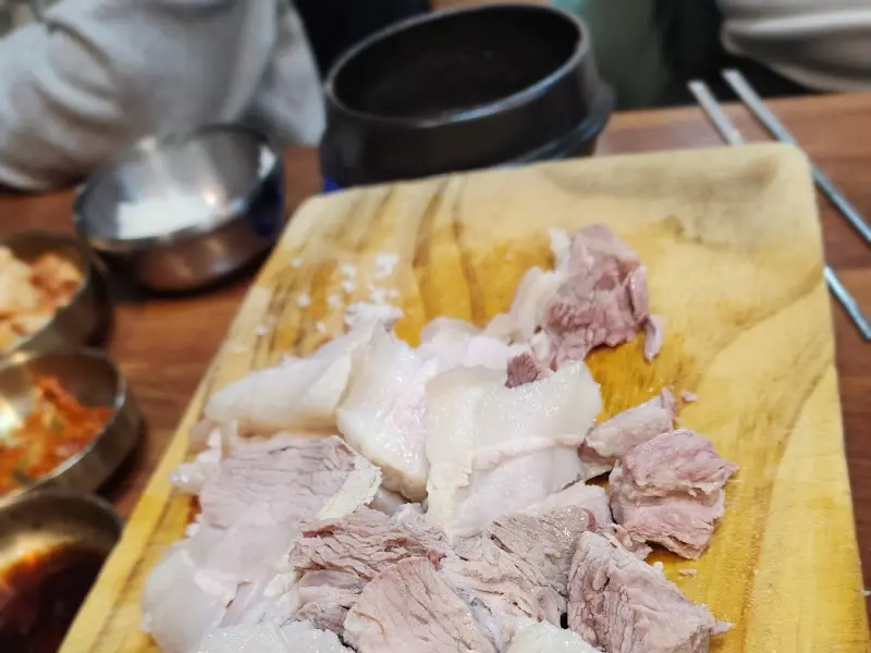 나무 도마 위에 썰린 돔베고기