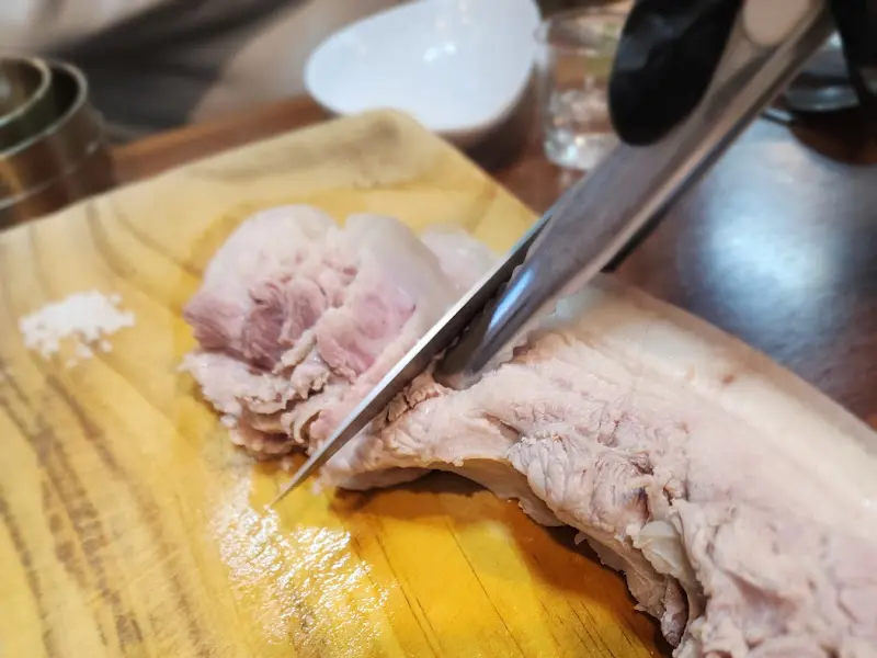 돔베고기 썰어주는 모습