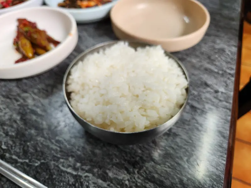 갓 지은 흰 쌀밥