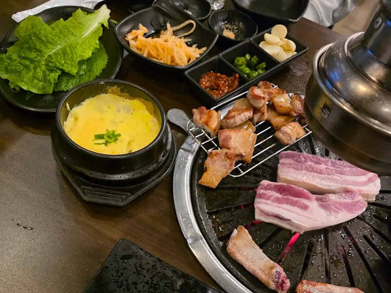 흑돼지 오겹살, 계란찜, 밑반찬