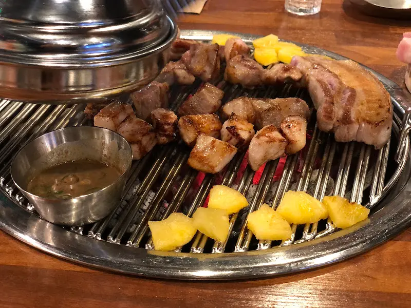 숯불 위에서 맛있게 익어가는 흑돼지 목살