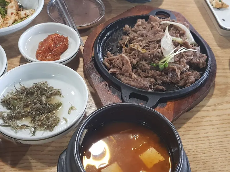 불고기, 샐러드, 흑미밥, 동태탕 등 푸짐한 한 상