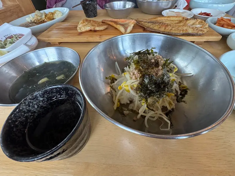 다양한 종류의 생선구이와 비빔밥