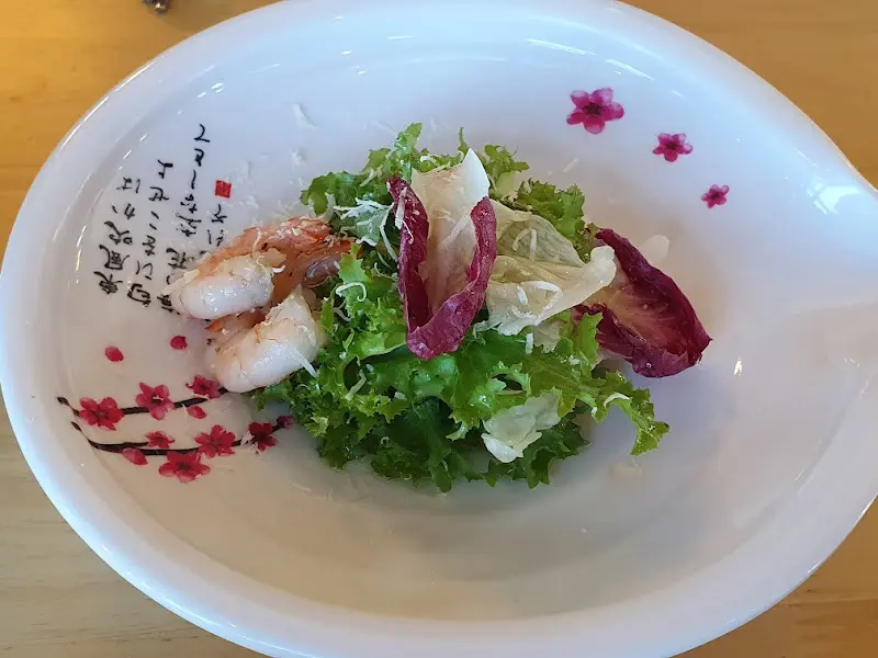 싱싱한 해산물이 올라간 샐러드