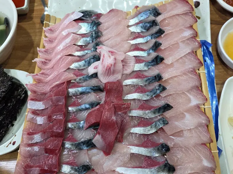 윤기가 흐르는 고등어회와 방어회