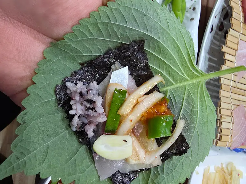 고등어회 쌈 한 입!