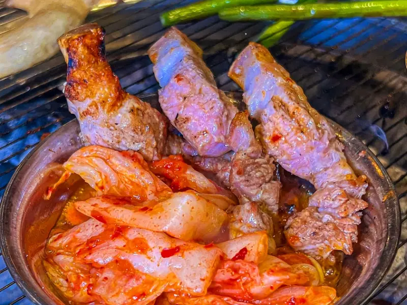 흑돼지와 김치가 함께 구워져 나오는 모습