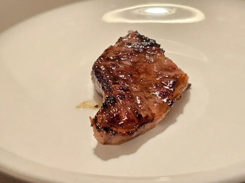 접시에 담긴 우대갈비 한 점