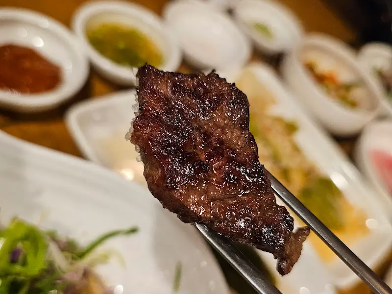 젓가락으로 집어 든 우대갈비