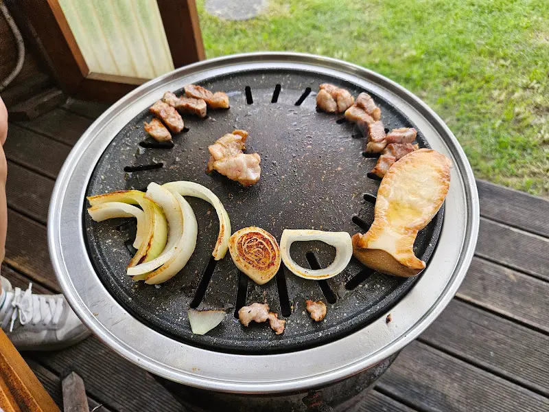 잘 구워진 흑돼지 오겹살이 먹음직스럽게 놓여 있다.