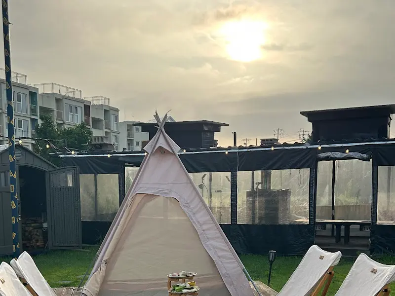 이큐테이블 텐트 내부 모습. 테이블과 의자가 놓여 있고, 아늑한 분위기를 연출한다.