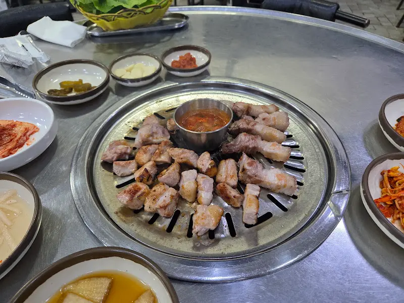 연탄불에 구워지는 흑돼지