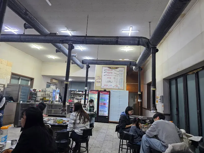 넓은 식당 내부