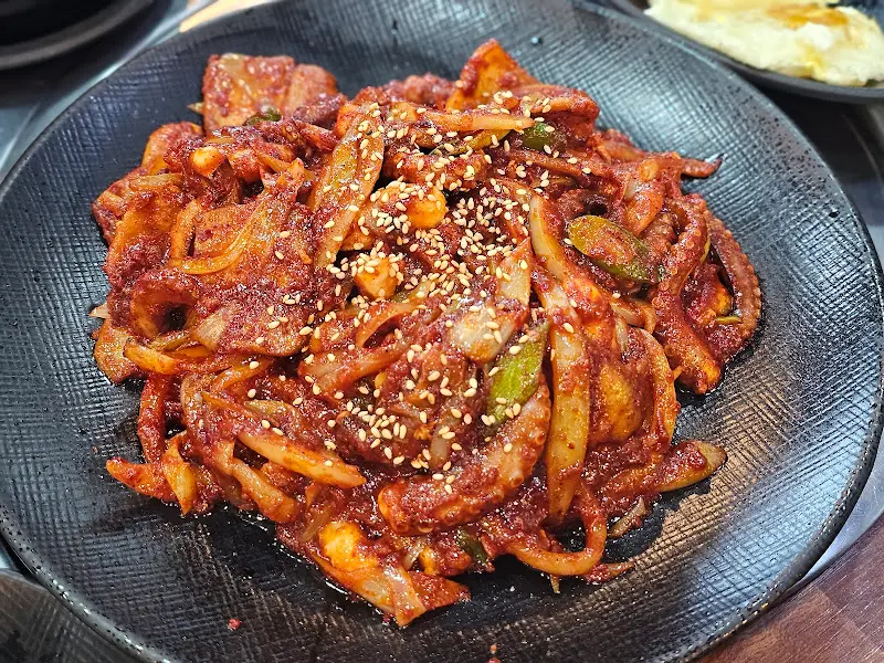 매콤한 양념에 윤기가 흐르는 낙지볶음