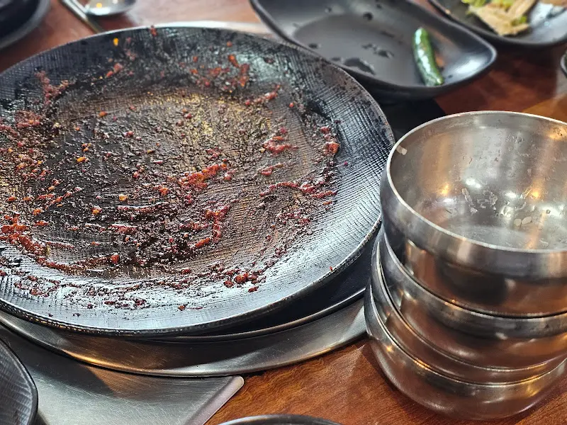 깨끗하게 비워진 낙지볶음 접시