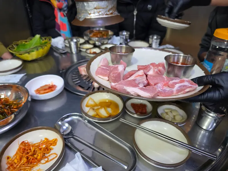 초벌된 흑돼지 삼겹살과 목살