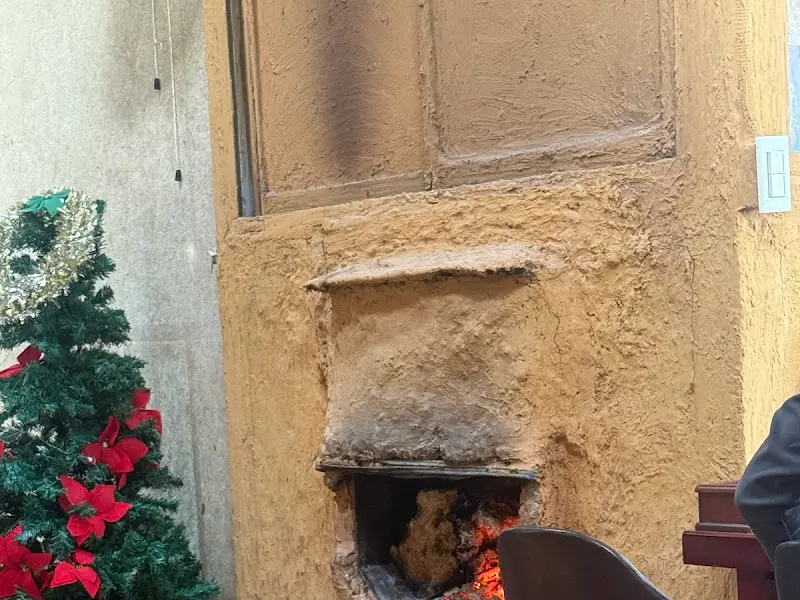 벽난로가 있는 식당 내부