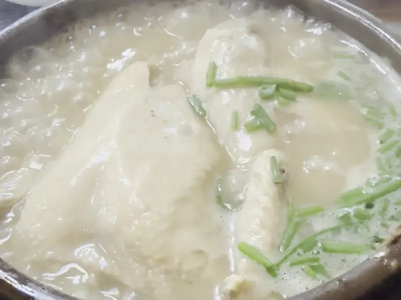 뽀얀 국물이 인상적인 삼계탕