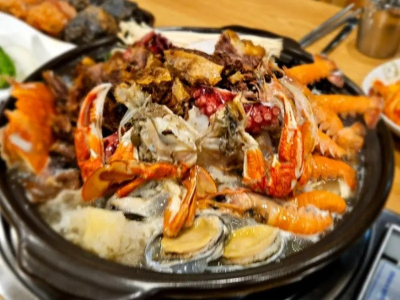 소갈비 해물 버섯 전골의 푸짐한 비주얼