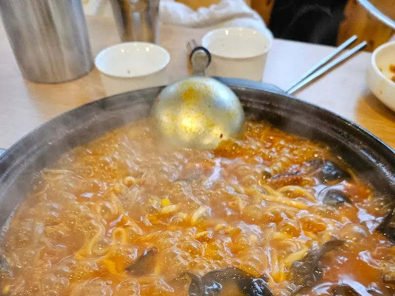 보글보글 끓는 전골 국물